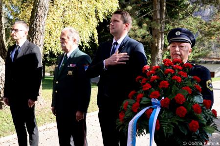 Ob 1. novembru smo se s polaganjem cvetja k osrednjim kamniškim spomenikom poklonili žrtvam vojn (27)